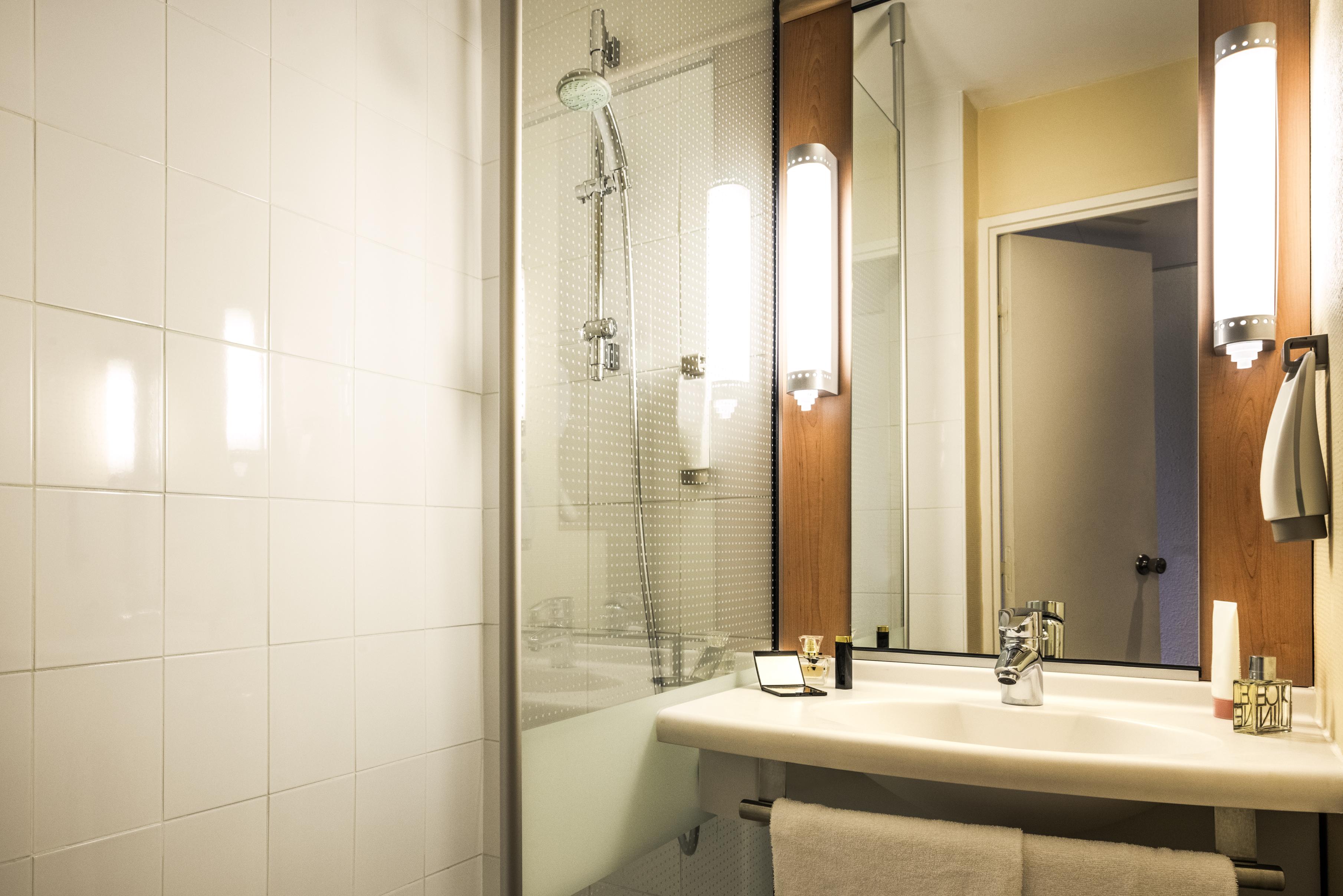 Hotel ibis Paris Montmartre 18ème Esterno foto