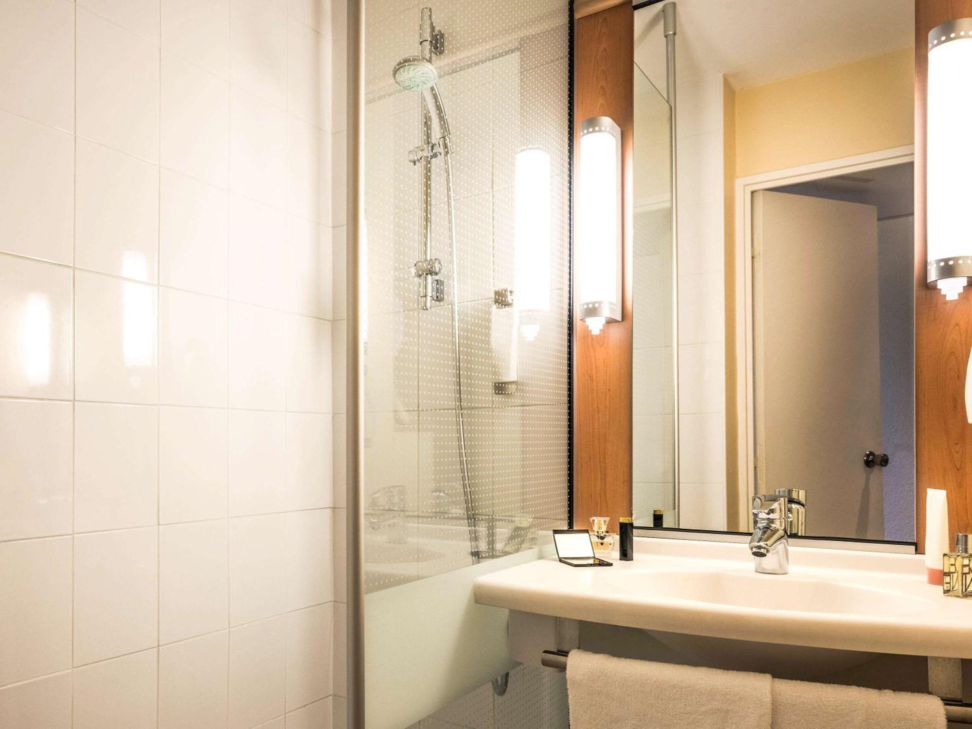 Hotel ibis Paris Montmartre 18ème Esterno foto
