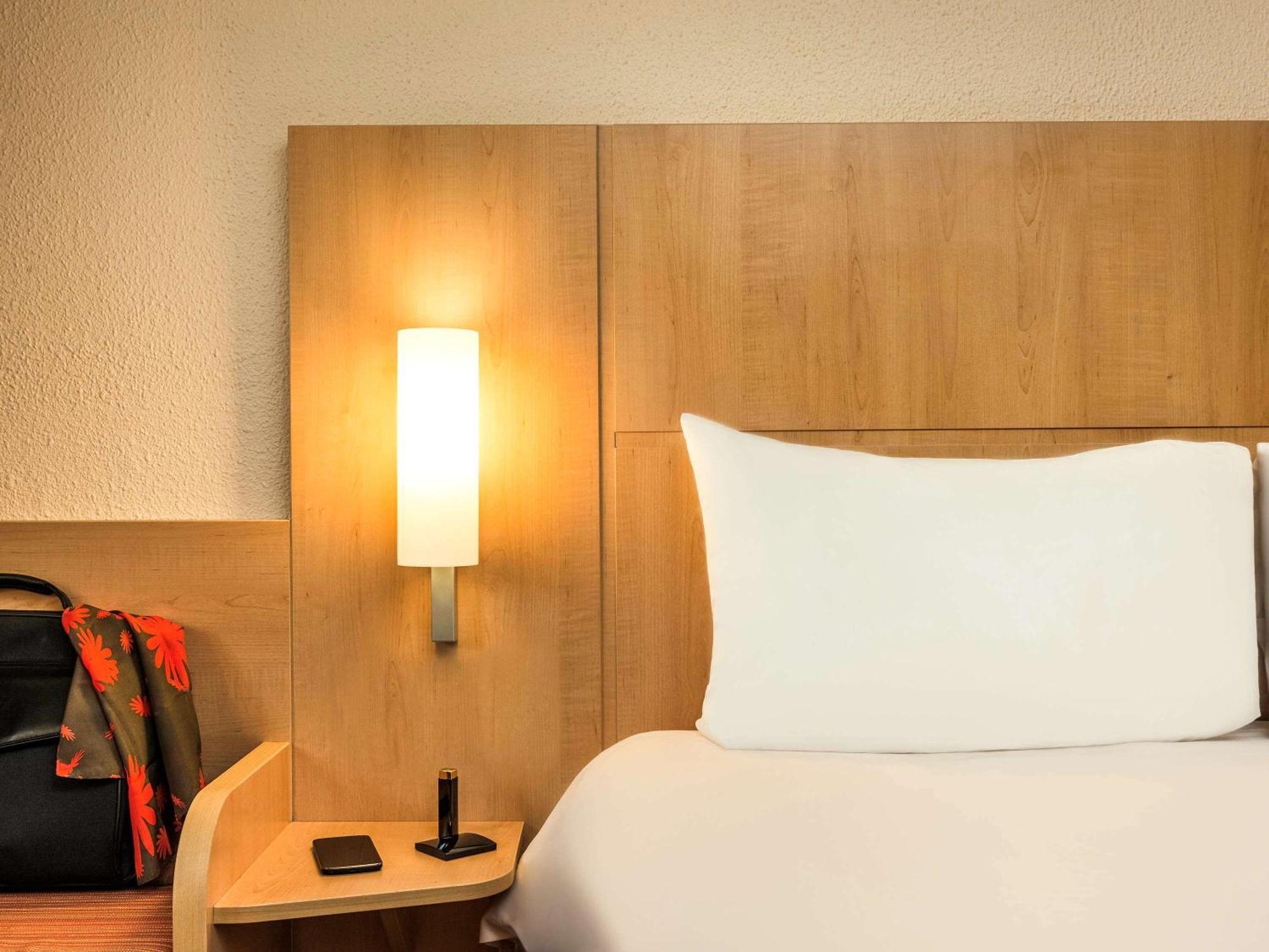 Hotel ibis Paris Montmartre 18ème Esterno foto
