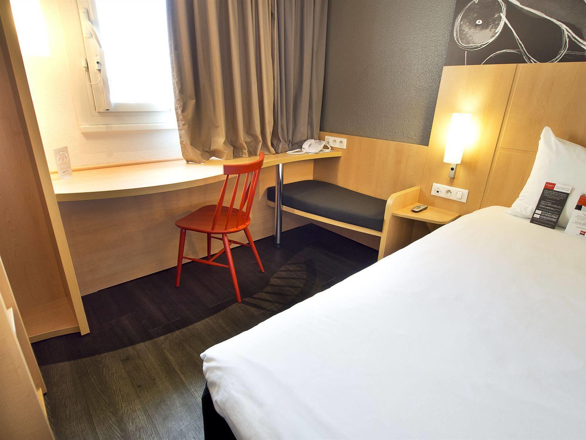 Hotel ibis Paris Montmartre 18ème Esterno foto
